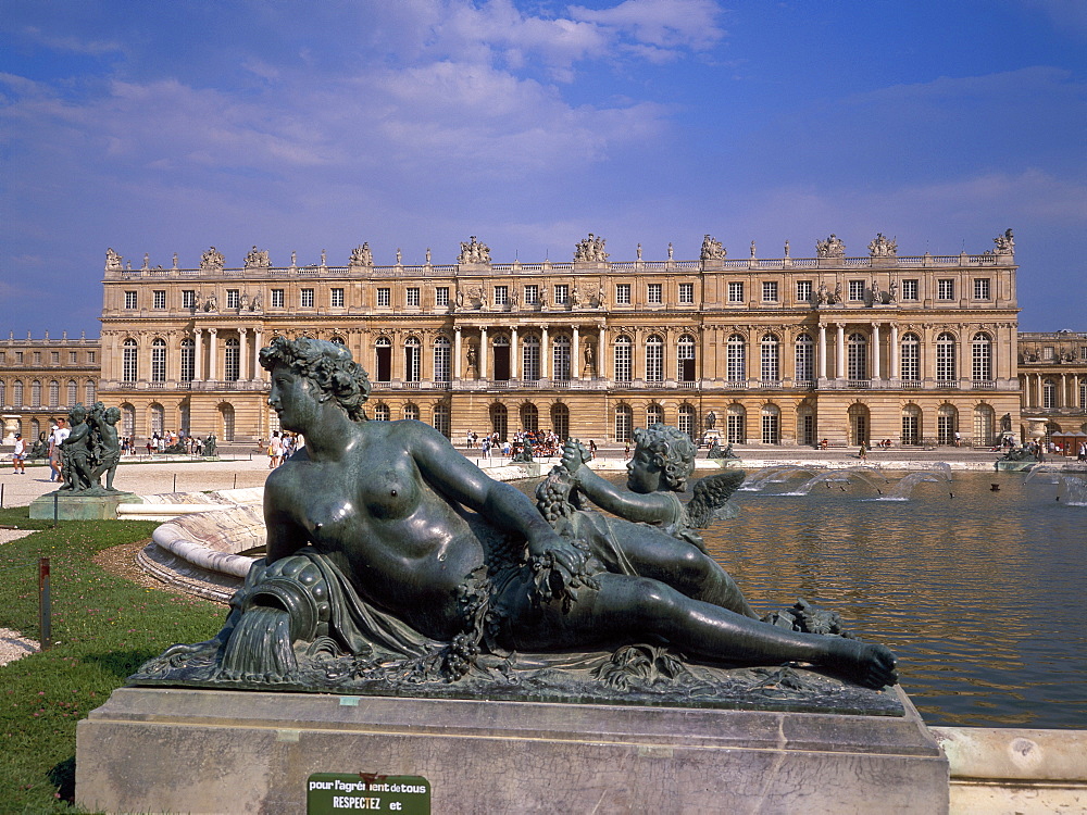 Palace facade facing park with basin and statue in foreground, Versailles, UNESCO World Heritage Site, Paris, France, Europe