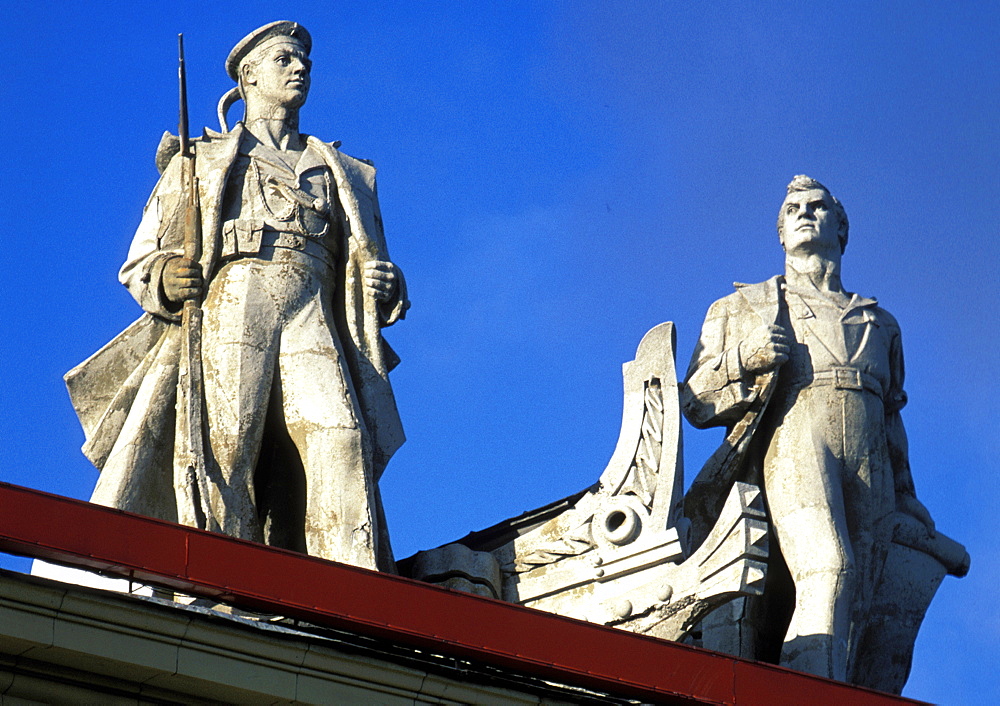 Russia, Saint Petersburg, Statues On Roof Of The Marine Ministry Building 