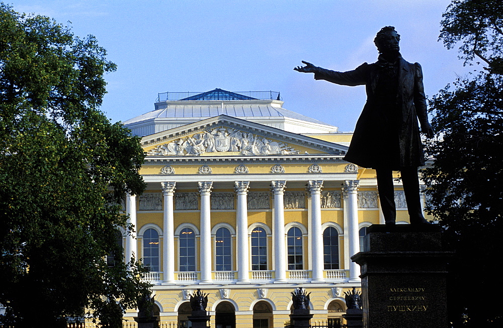 Russia, Saint Petersburg, Mikhaelovsky Palace (Russian Museum) And Pushkin Statue At Fore 