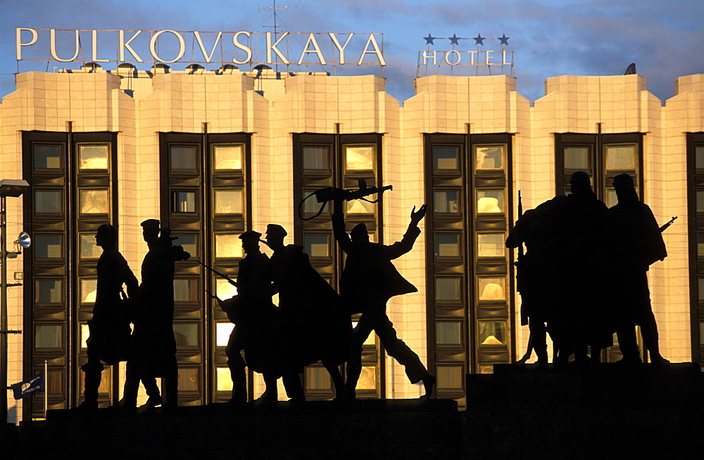 Russia, Saint Petersburg, Victory Square, Monument To The Victory And War Victims, Hotel Pulskoskaia At Rear 