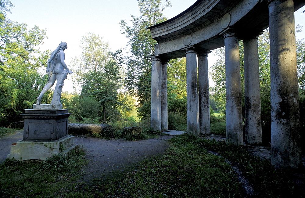 Russia, St-Petersburg, Pavlovsky Palace And Gardens, Statue Within A Colonnade