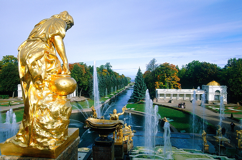 Russia, St-Petersburg, Pedrovorets, Peterhof Palace And Park, Goldened Statue Of The Main Fountain At Fore