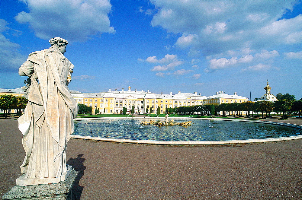 Russia, St-Petersburg, Pedrovorets, Peterhof Palace And Park, Statue At Fore