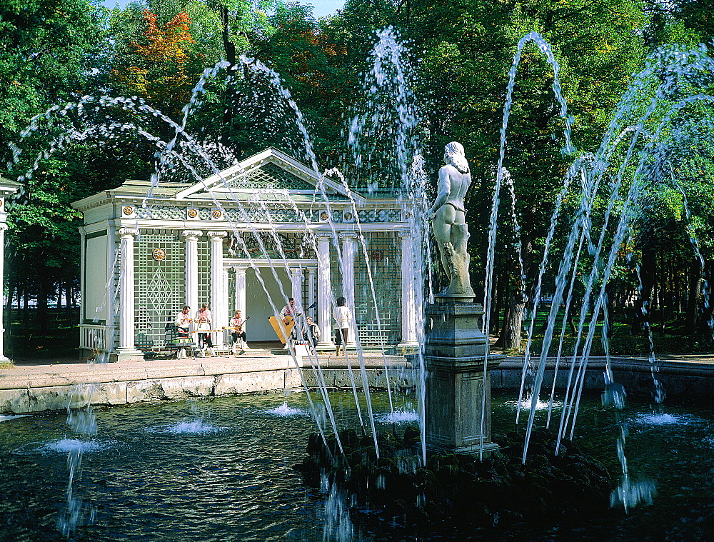 Russia, St-Petersburg, Pedrovorets, Peterhof Palace And Park (Architect Leblond)Fountain And Musicians Playing Folkloric In Struments