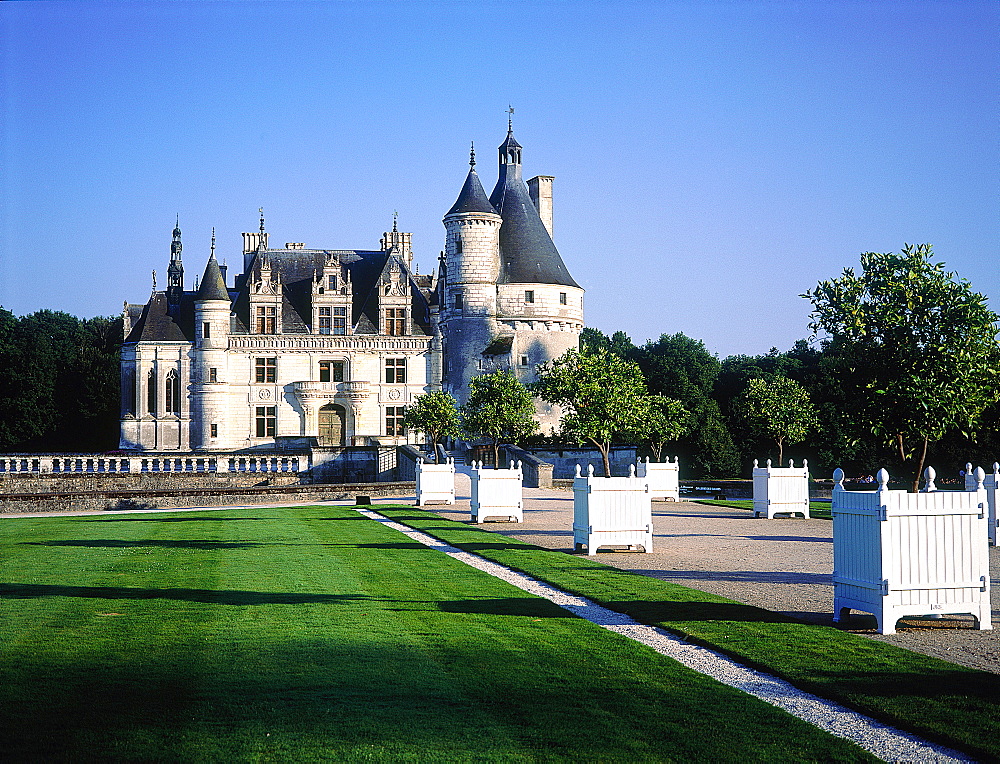 France, To Uraine Val-De-Loire, Loir-Et-Cher Chenonceau Renaissance Castle Built As A Bridge On River Cher