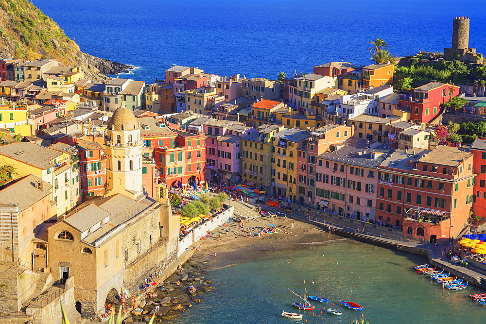 The colorful sea village of Vernazza, Cinque Terre, UNESCO World Heritage Site, Liguria, Italy, Europe