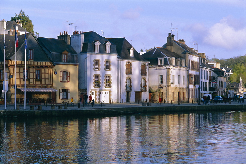 Waterfront and port area of Saint Goustan (St. Goustan), town of Auray, Golfe du Morbihan (Gulf of Morbihan), Brittany, France, Europe