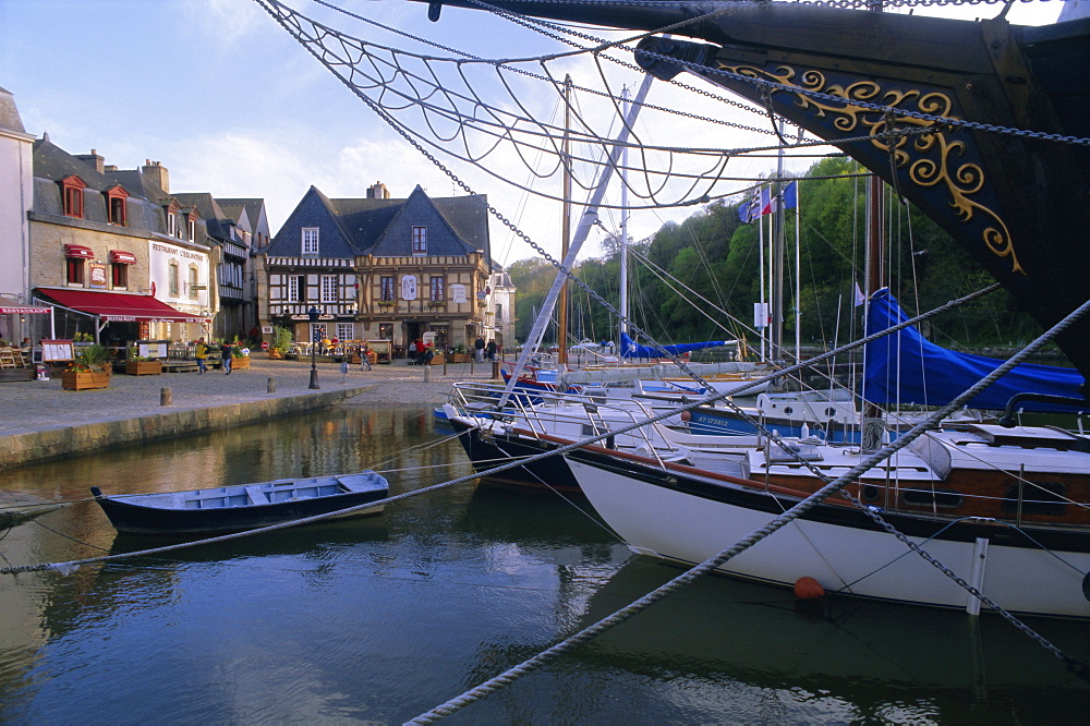 Waterfront and port area of Saint Goustan (St. Goustan), town of Auray, Golfe du Morbihan (Gulf of Morbihan), Brittany, France, Europe