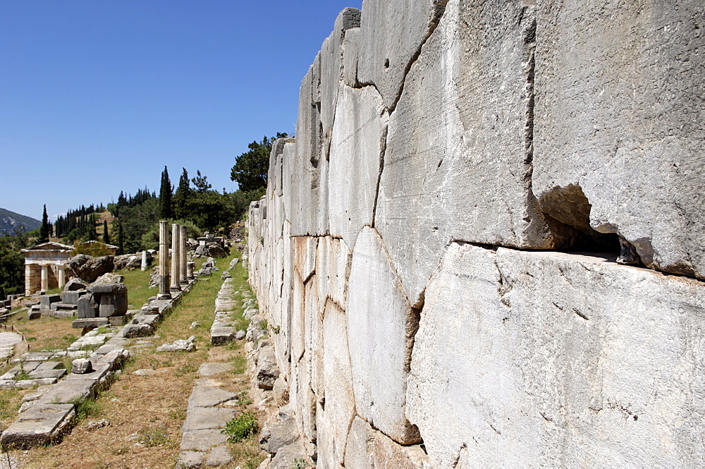 The Polygonal wall, a retaining wall built after the destruction of the old temple of Apollo in 548 BC, Delphi, UNESCO World Heritage Site, Peloponnese, Greece, Europe