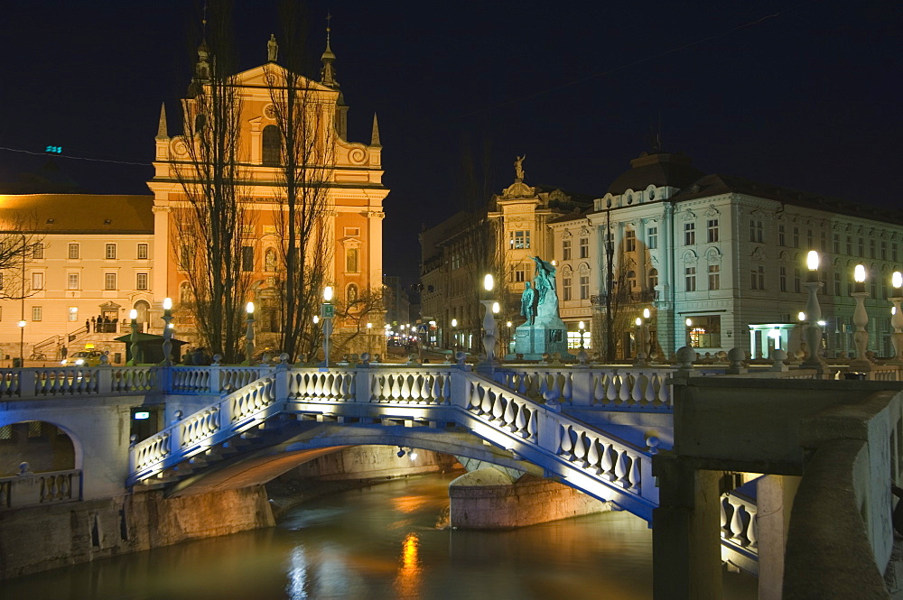 Tromstovje Triple bridge over the River Ljubljanica, Franciscan Church and Preseeren Square at night, Ljubljana, Slovenia, Eastern Europe, Europe