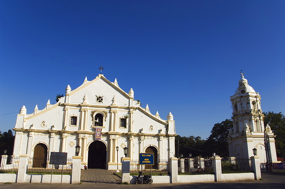 St. Pauls Cathedral dating from 1574 and tower in earthquake Baroque style, Vigan City, Ilocos Province, Luzon, Philippines, Southeast Asia, Asia