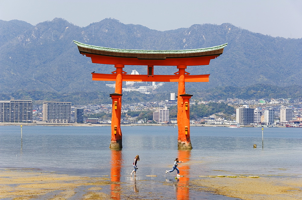 Floating torii gate, Itsukushima Jinja shrine, Miyajima island, UNESCO World Heritage Site, Honshu Island, Japan, Asia