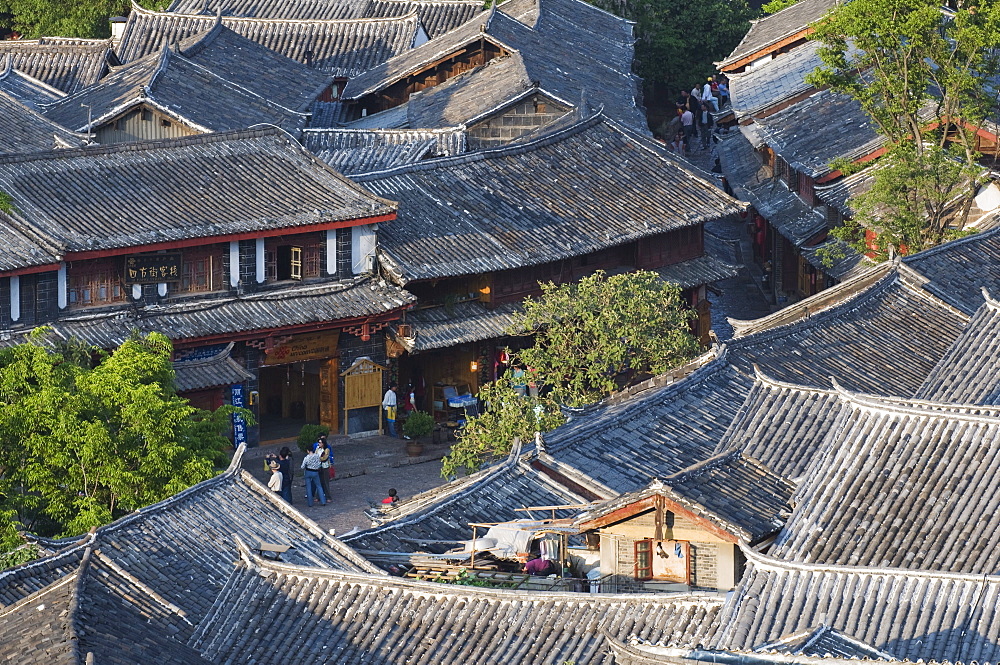 Crowded rooftops in Lijiang Old Town, UNESCO World Heritage Site, Yunnan Province, China, Asia