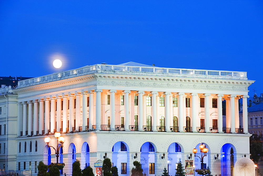 Moon rising over National Music Academy, Maidan Nezalezhnosti (Independence Square), Kiev, Ukraine, Europe