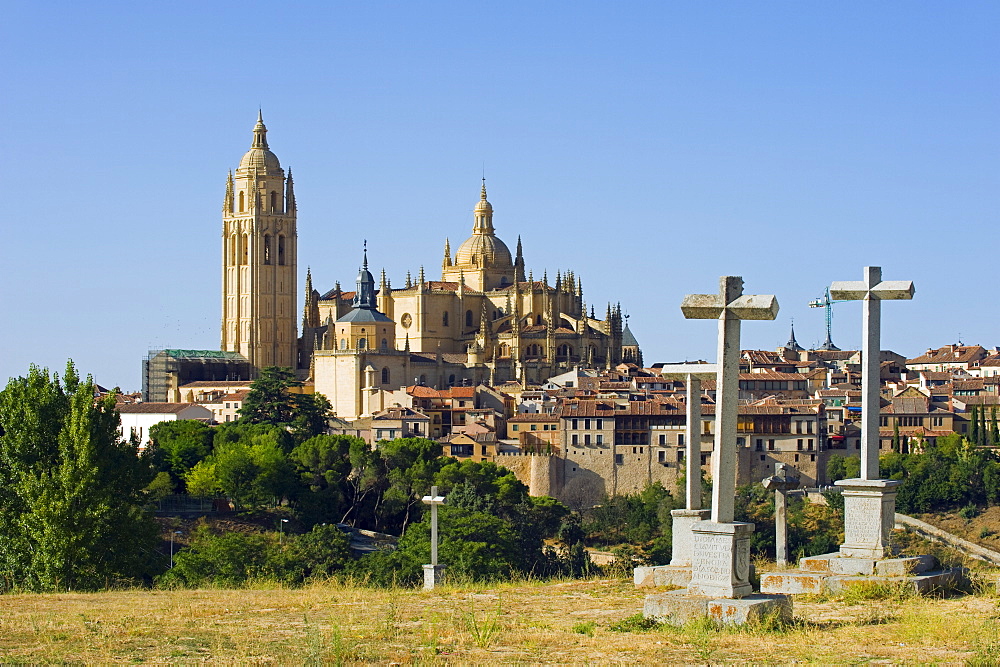 Cemetery crosses and Gothic style Segovia Cathedral dating from 1577, Segovia, Madrid, Spain, Europe