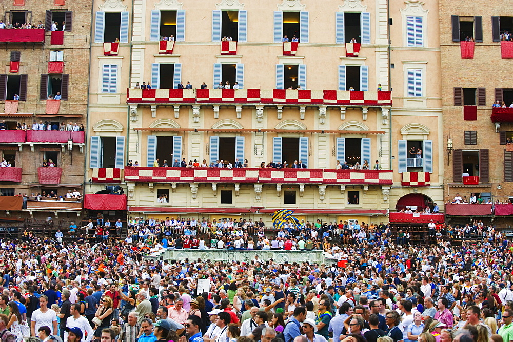 Crowds at El Palio horse race festival, Piazza del Campo, Siena, Tuscany, Italy, Europe