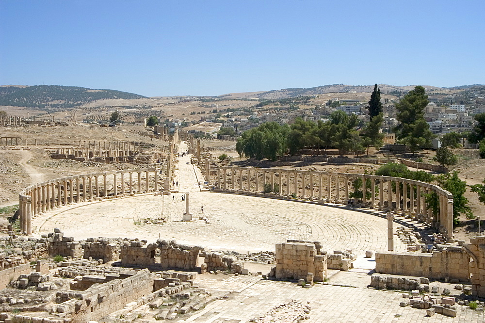 Oval Plaza (Forum) and Cardo Maximus colonnaded street, Roman city, Jerash, Jordan, Middle East