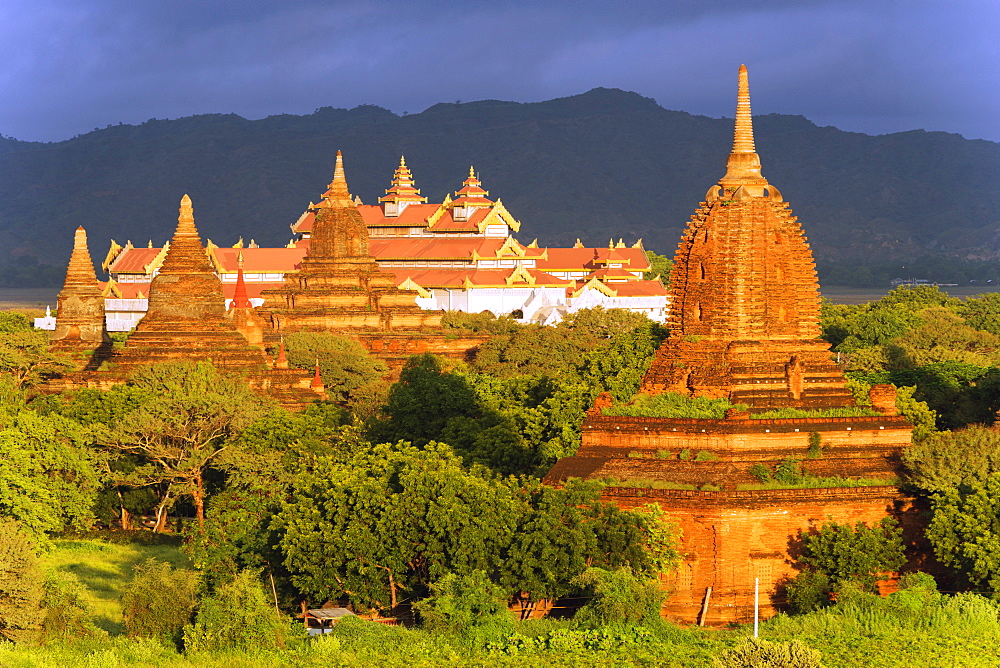 Temples on Bagan plain, Bagan (Pagan), Myanmar (Burma), Asia