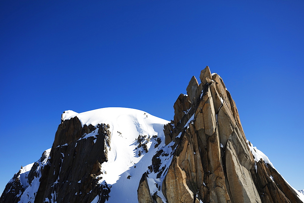 Climbers on Midi Plan traverse, Chamonix, Haute Savoie, Rhone Alpes, French Alps, France, Europe