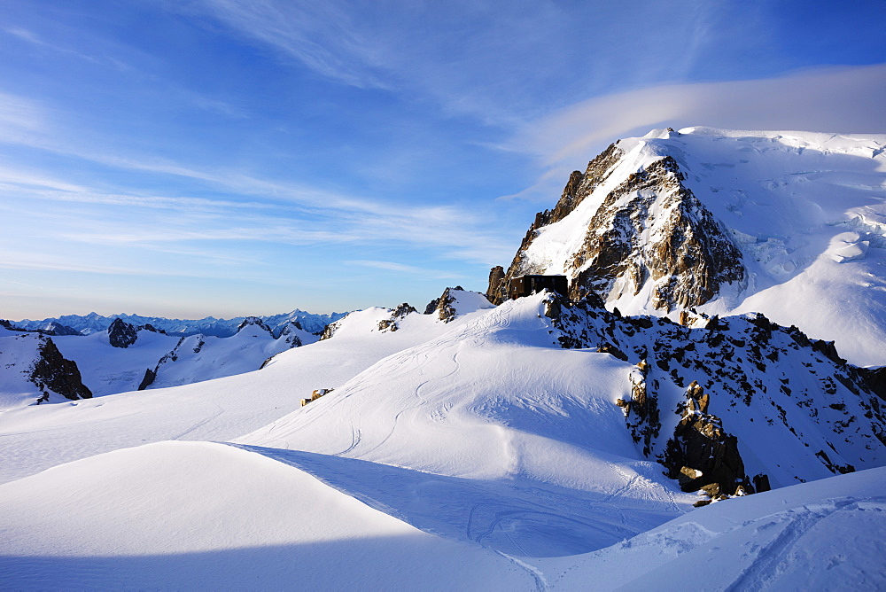 Mont Blanc du Tacul and Refuge des Cosmiques (Cosmiques Hut), Chamonix, Rhone Alpes, Haute Savoie, French Alps, France, Europe