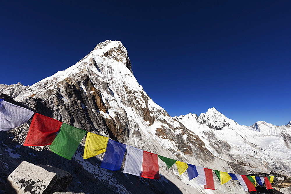 Prayer flags on Ama Dablam, 6812m, Sagarmatha National Park, UNESCO World Heritage Site, Khumbu Valley, Nepal, Himalayas, Asia