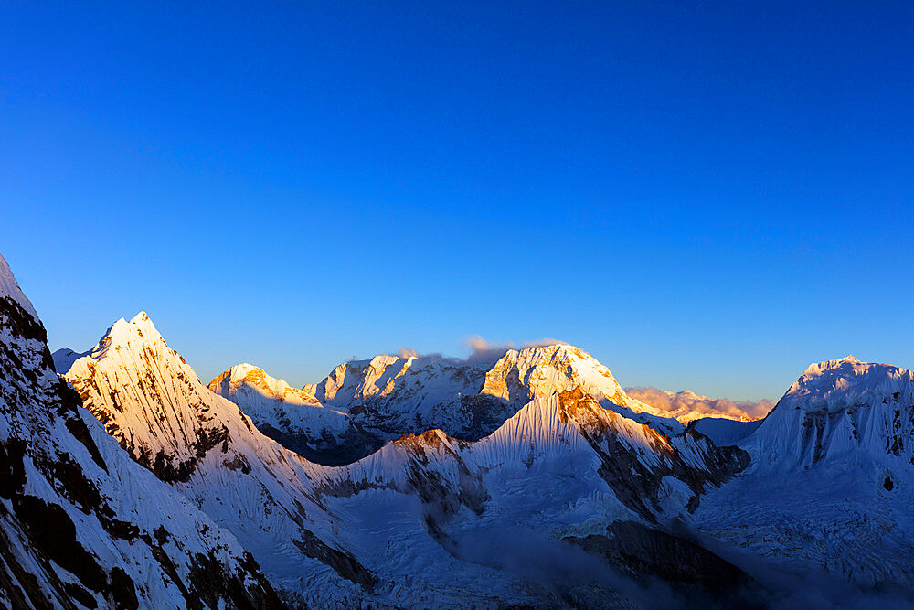 Makalu and other Himalayan peaks near Ama Dablam, Sagarmatha National Park, UNESCO World Heritage Site, Khumbu Valley, Nepal, Himalayas, Asia