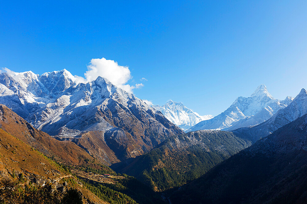 Ama Dablam, 6812m, Nuptse and Lhotse mountains, Sagarmatha National Park, UNESCO World Heritage Site, Khumbu Valley, Nepal, Himalayas, Asia