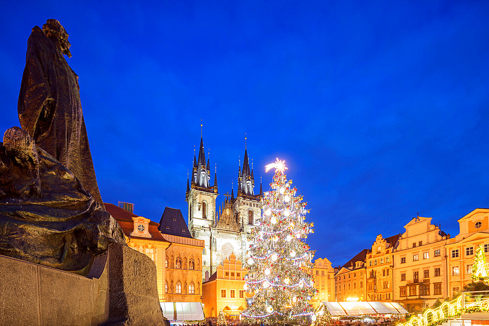 Christmas market in Old Town Square, Church of Our Lady Before Tyn, UNESCO World Heritage Site, Prague, Czech Republic, Europe