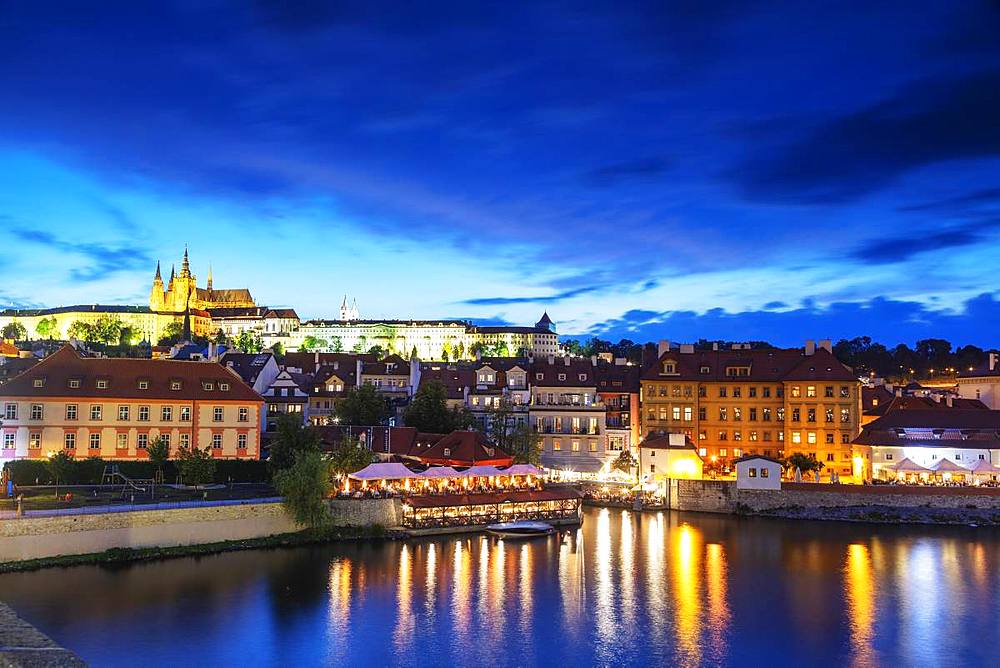 Prague Castle and St. Vitus Cathedral above Vltava River, Prague, UNESCO World Heritage Site, Bohemia, Czech Republic, Europe