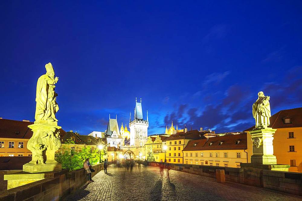 The 14th century Charles Bridge, Prague Castle and St. Vitus Cathedral, Prague, UNESCO World Heritage Site, Bohemia, Czech Republic, Europe