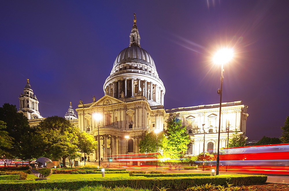 St. Paul's Cathedral and a London bus, London, England, United Kingdom, Europe