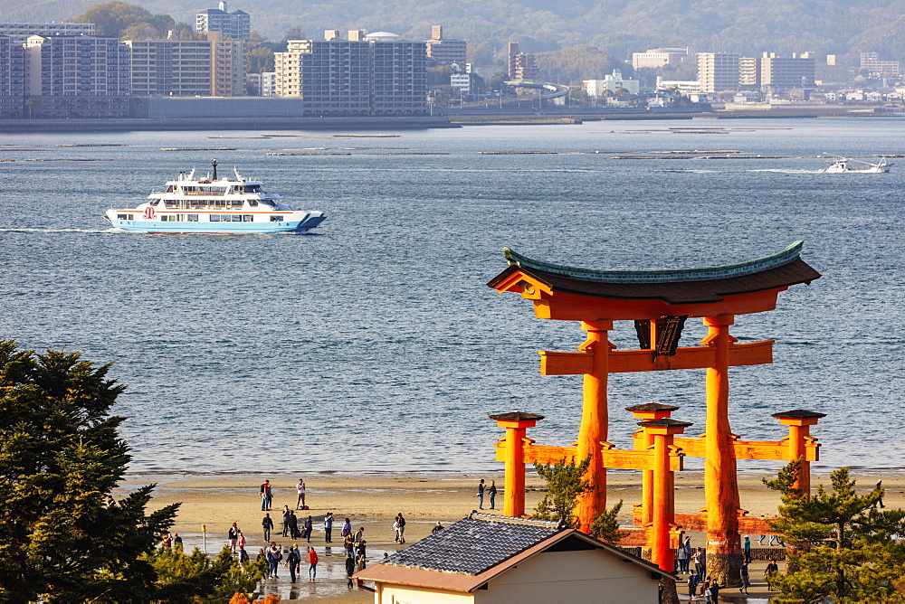 Floating torii gate of Itsukushima Jinja, UNESCO World Heritage Site, Miyajima Island, Hiroshima Prefecture, Honshu, Japan, Asia