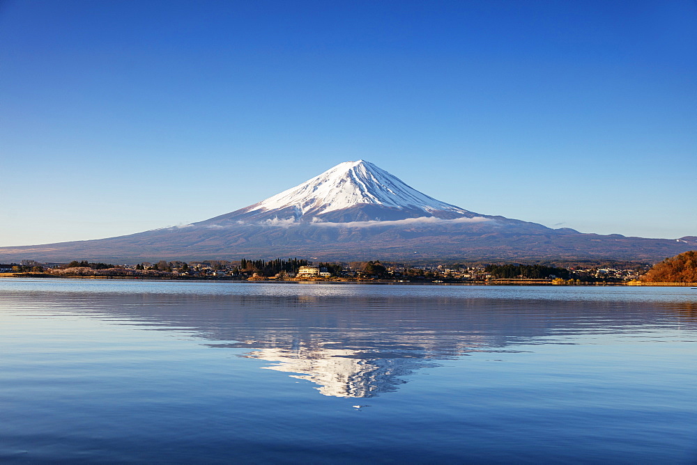 Mount Fuji, 3776m, UNESCO World Heritage Site, and Kawaguchiko lake, Yamanashi Prefecture, Honshu, Japan, Asia