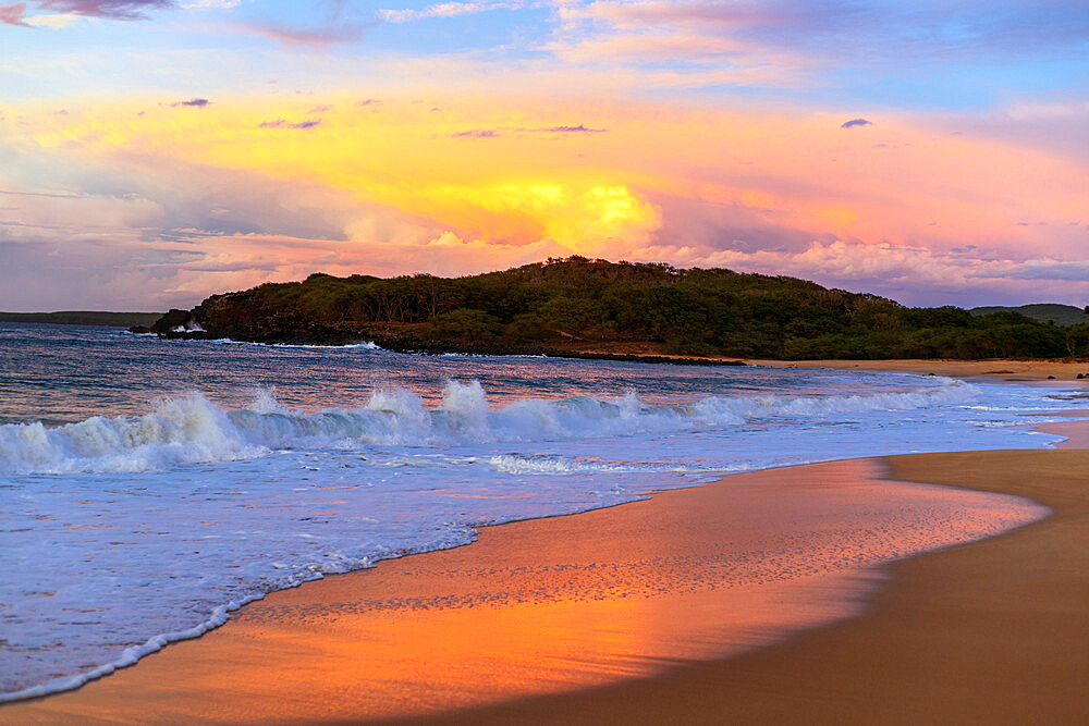 Sunset on Papohaku Beach, Molokai Island, Hawaii, United States of America, North America