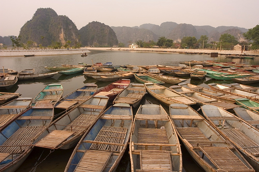 Boats, limestone mountain scenery, Tam Coc, Ninh Binh, south of Hanoi, North Vietnam, Southeast Asia, Asia