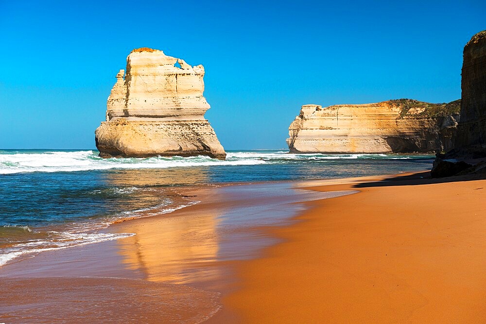 One of the Twelve Apostles and Southern Ocean, Twelve Apostles National Park, Port Campbell, Victoria, Australia, Pacific