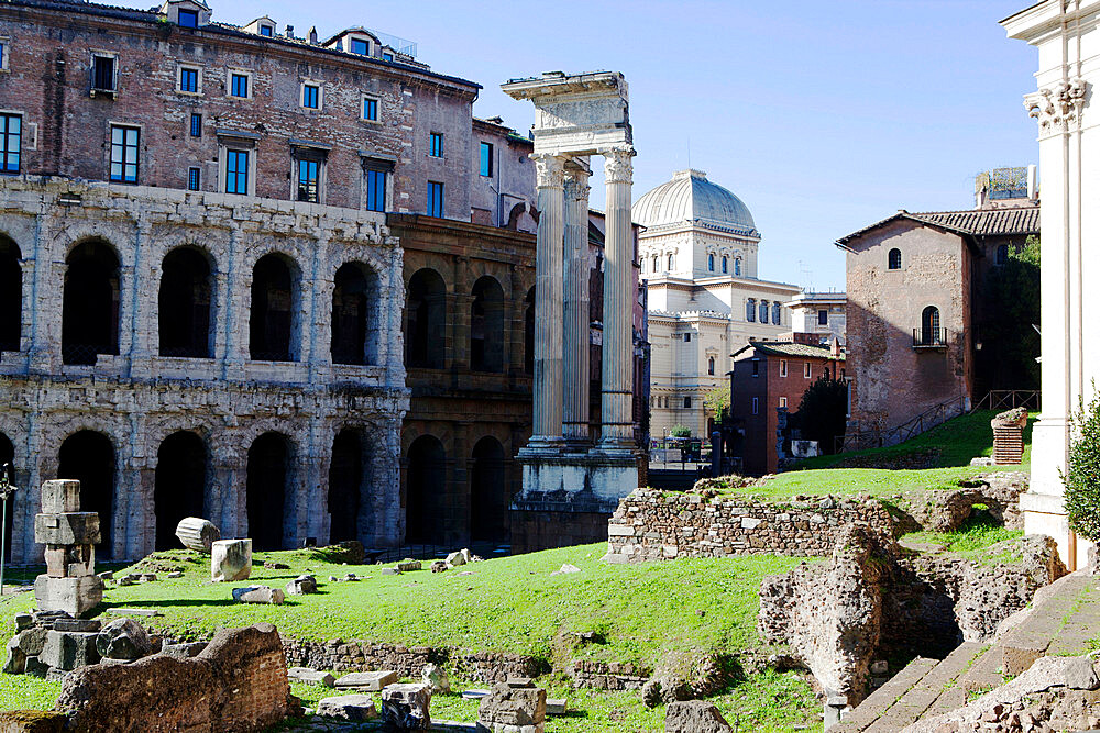 Teatro di Marcello (Theatre of Marcellus), the column of the Apollo temple, UNESCO World Heritage Site, and the square dome of the Synagogue, Rome, Lazio, Italy, Europe