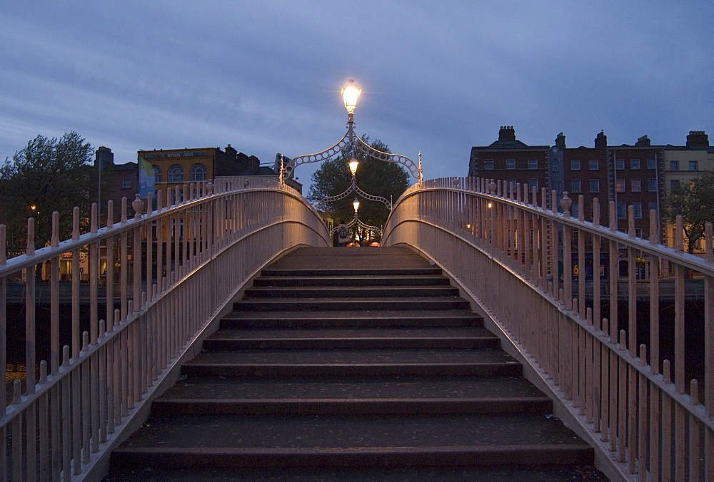 Half Penny Bridge (Ha'Penny Bridge) over Liffey River, Dublin, County Dublin, Republic of Ireland (Eire), Europe