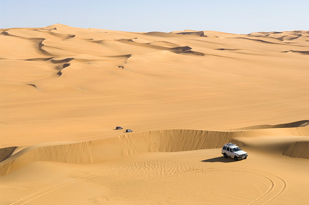 SUV on sand dunes, Erg Awbari, Sahara desert, Fezzan, Libya, North Africa, Africa