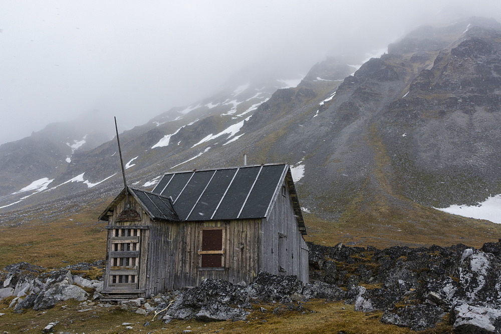 Old abandoned cabin, Varsolbukta, Bellsund bay, Van Mijenfjorden, Spitsbergen, Svalbard Islands, Arctic, Norway, Europe