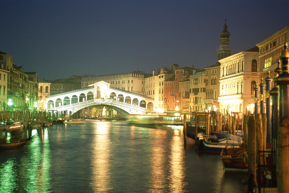 The Grand Canal and Rialto Bridge at dusk, Venice, UNESCO World Heritage Site, Veneto, Italy, Europe