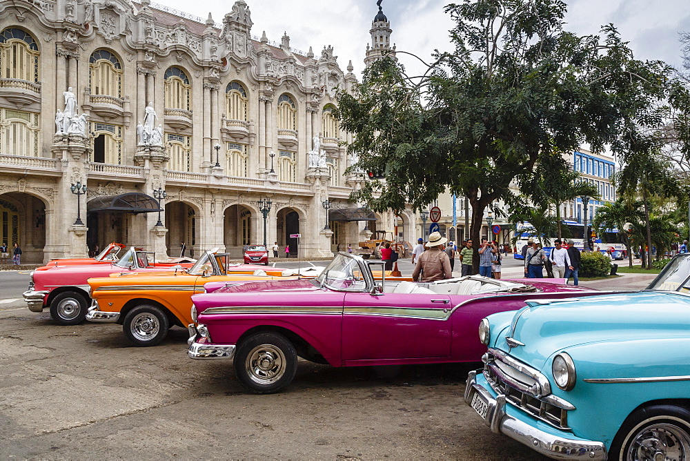 Vintage American cars parking outside the Gran Teatro (Grand Theater), Havana, Cuba, West Indies, Caribbean, Central America