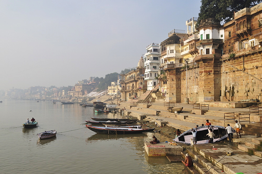 Ghats on the River Ganges, Varanasi (Benares), Uttar Pradesh, India, Asia