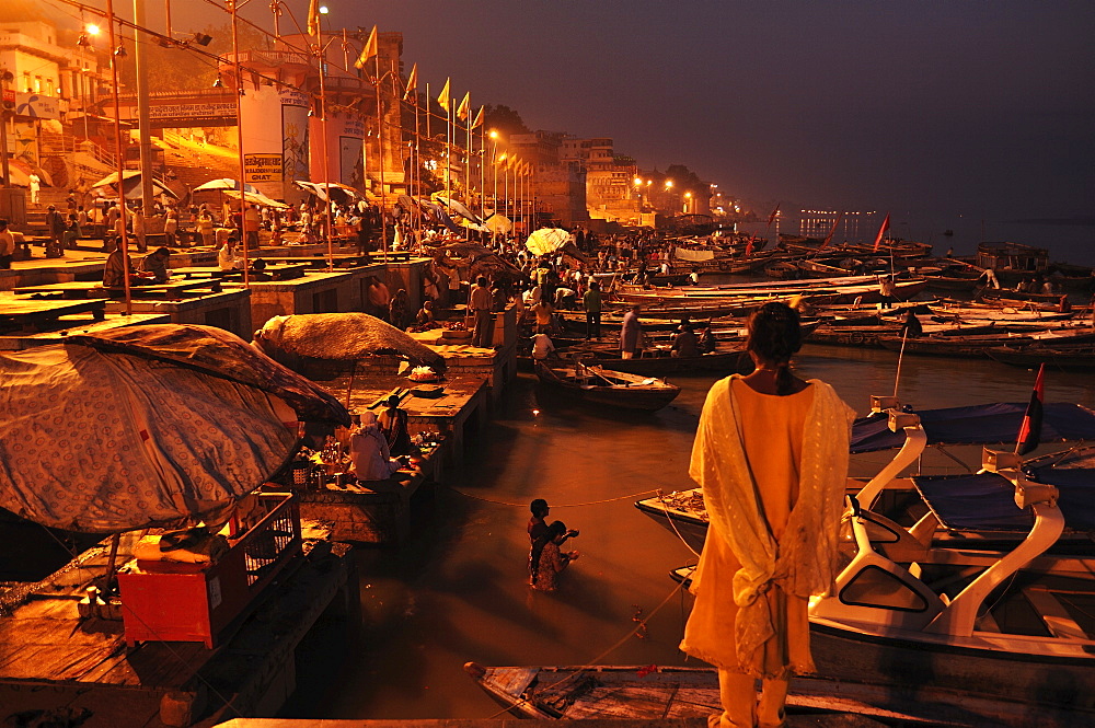 Ghats on the River Ganges, Varanasi (Benares), Uttar Pradesh, India, Asia