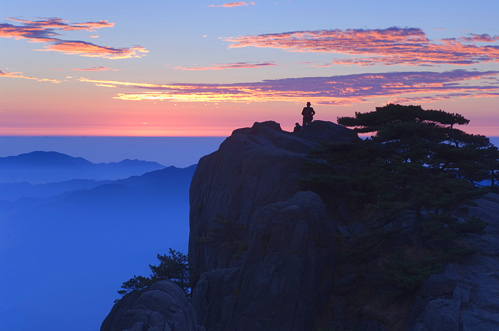 Men watching sunrise, Huang Shan (Yellow Mountain), UNESCO World Heritage Site, Anhui Province, China, Asia