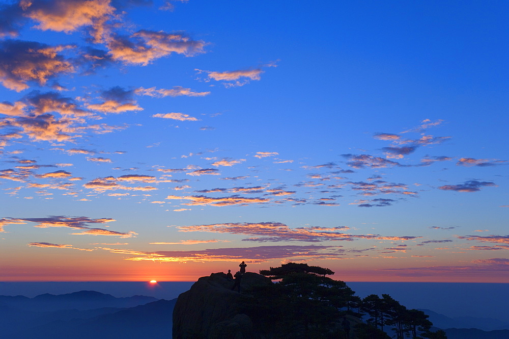 Men watching sunrise, Huang Shan (Yellow Mountain), UNESCO World Heritage Site, Anhui Province, China, Asia