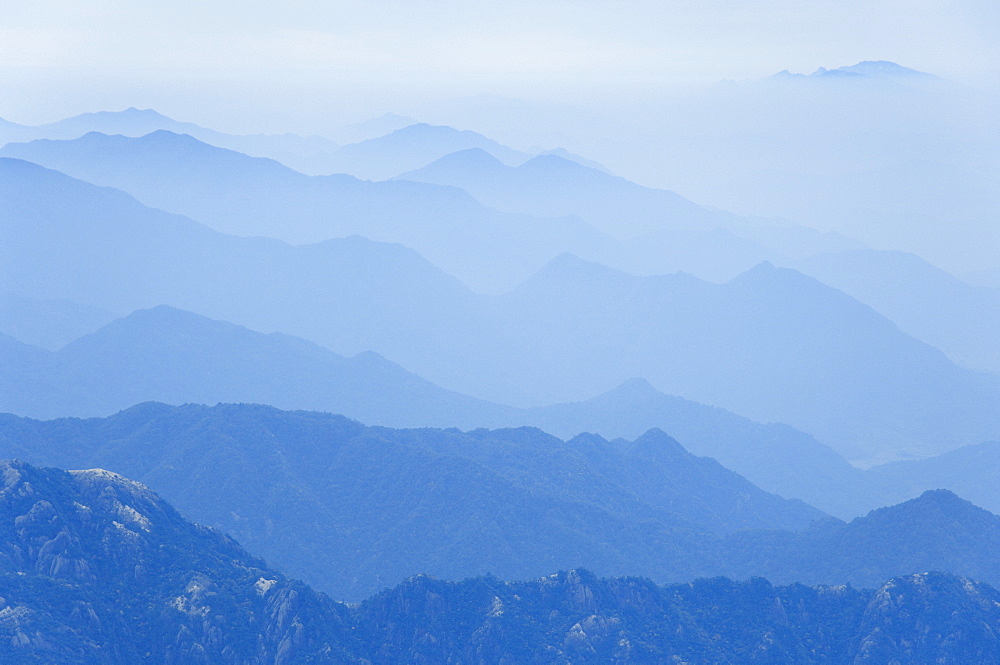 Haze, Jade Screen scenic area, Huang Shan (Yellow Mountain), UNESCO World Heritage Site, Anhui Province, China, Asia