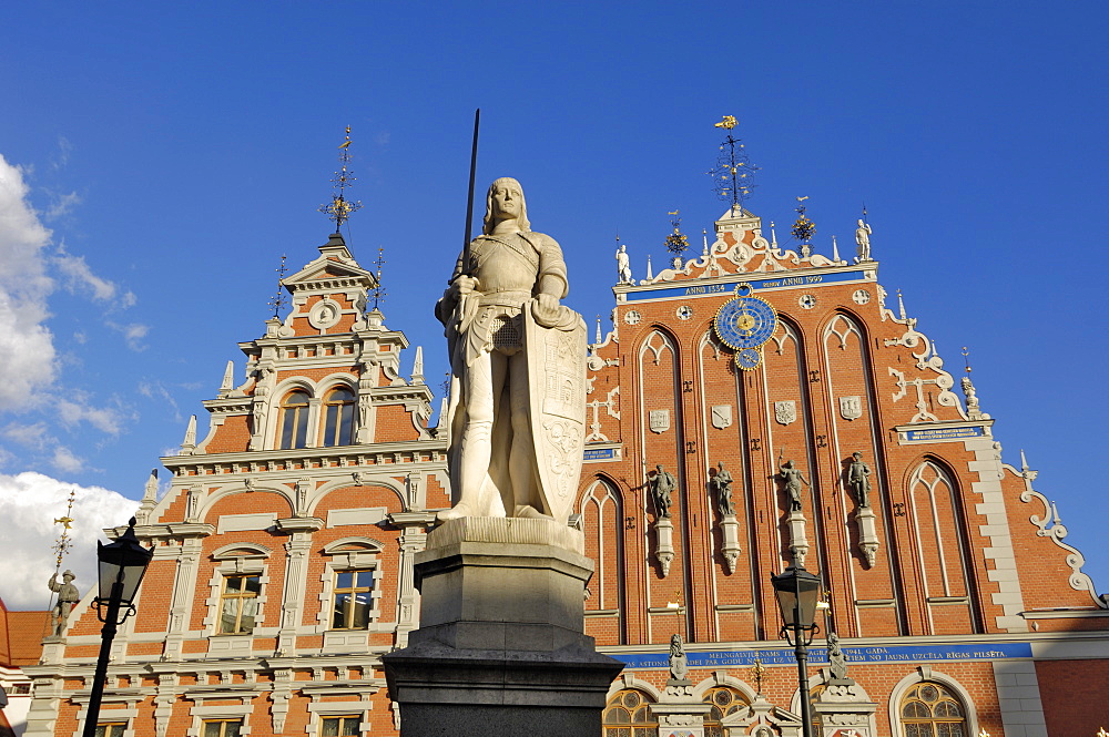 Statue of Roland in front of the House of the Blackheads (Melngalvju Nams), Town Hall Square (Ratslaukums), Riga, Latvia, Baltic States, Europe