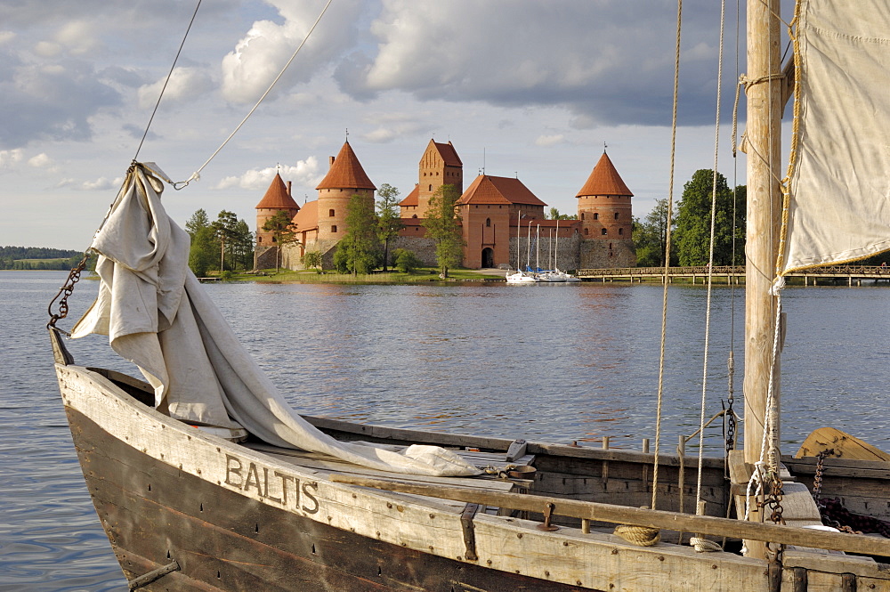 Traditional boat and Trakai Castle, Trakai, near Vilnius, Lithuania, Baltic States, Europe