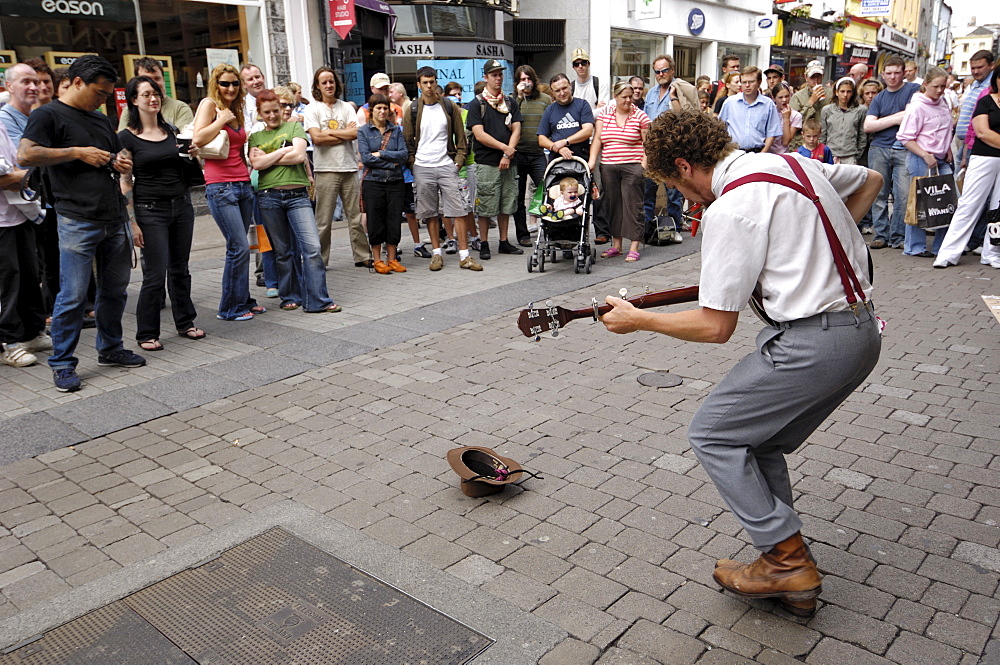 Busker entertaining the crowds, Galway, County Galway, Connacht, Republic of Ireland, Europe